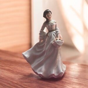 🌷 Royal Doulton “Spring Morning” Figurine – HN 3725 (1995)